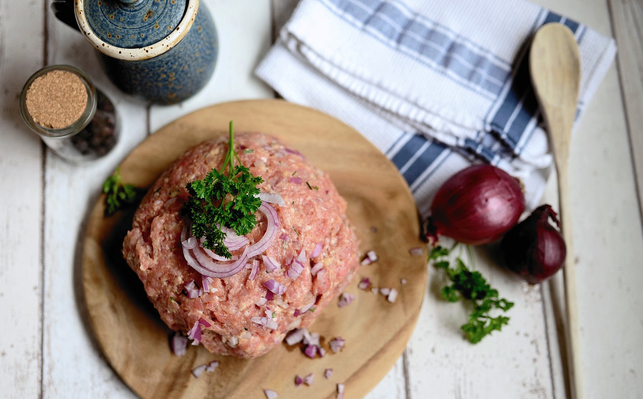 Lekkerder dan gevulde kool en beter dan gebakken steaks: gepaneerde beignets op een bakplaat - een heerlijke lunch uit de oven!