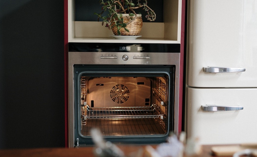 Een VUILE en vettige oven behoort tot het verleden: maak hem schoon zonder te schrobben. Een TRUC met aluminiumfolie doet het voor je!