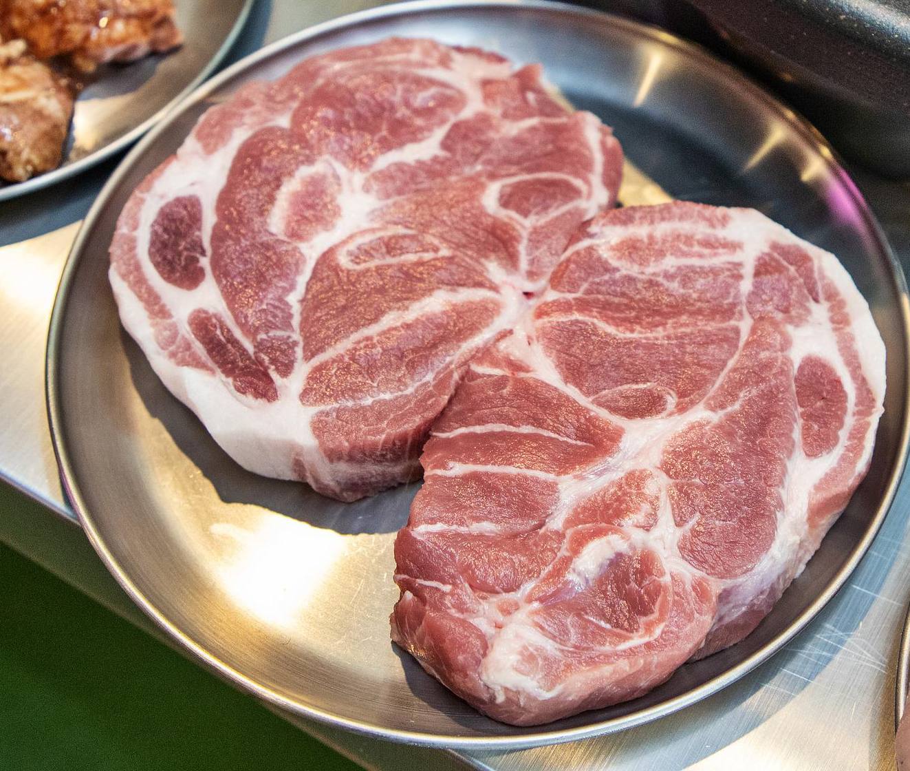 Weense nek in knoflook: Smeltzacht vlees en heerlijke saus - DIT moet je geproefd hebben!