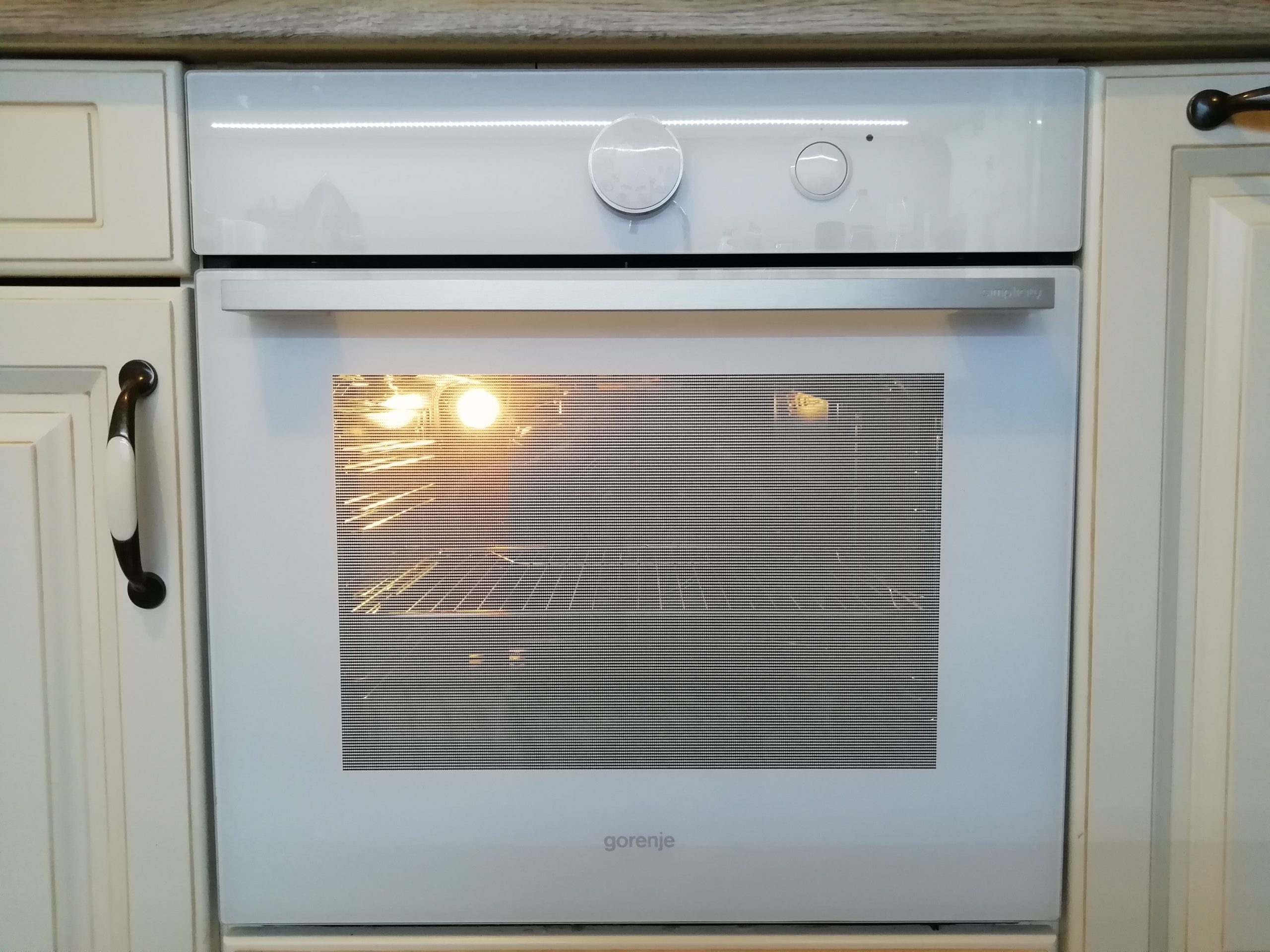 Een VUILE en vettige oven behoort tot het verleden: maak hem schoon zonder te schrobben. Een TRUC met aluminiumfolie doet het voor je!