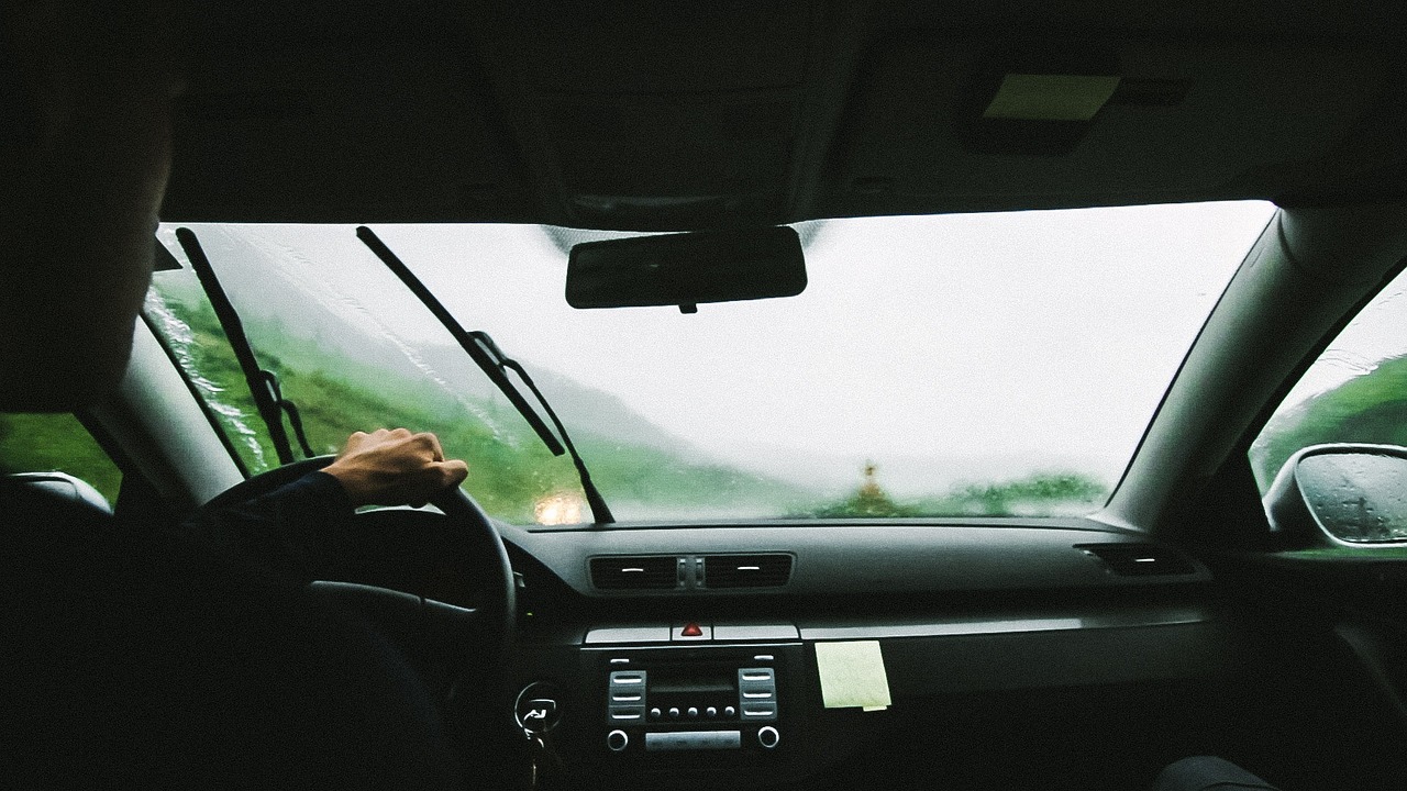 NOOD-TRICK om je auto te openen als je per ongeluk je sleutels erin hebt laten zitten: WERKT op zowel oude als nieuwe auto's!