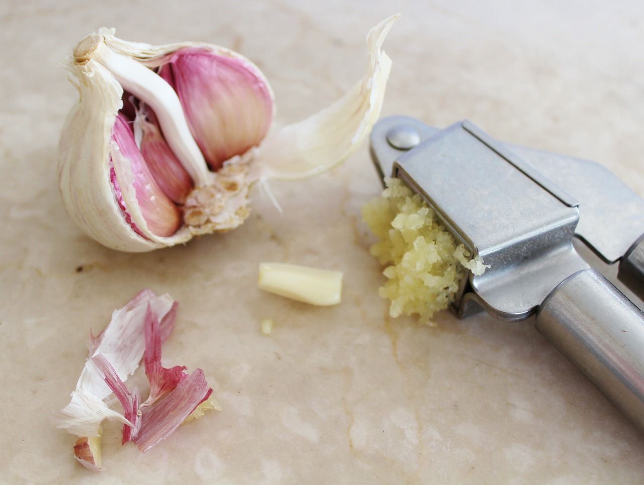 RECIPE voor de lekkerste knoflookaardappelen die ik ooit heb gegeten: de binnenkant van de aardappelen wordt heerlijk romig!