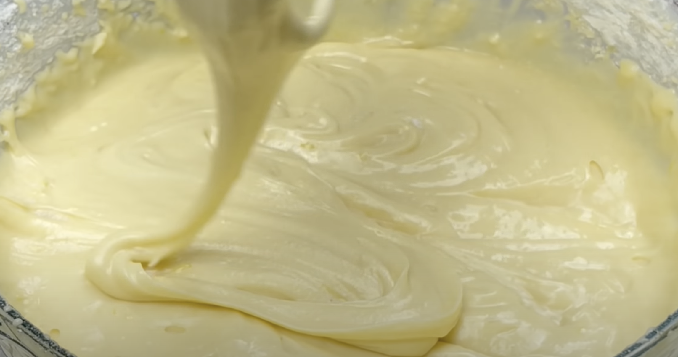 Tweekleurige bundt cake voor luie vrouwen: Een geweldige en zachte cake ZONDER werk - slechts 5 minuten, in de vorm gieten en geen zorgen meer!