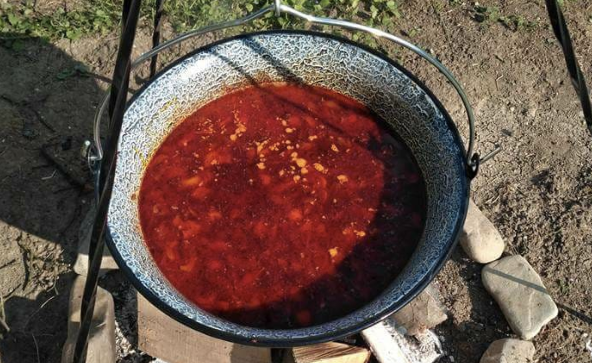 Balanceer dit met goud niet alleen op SILVESTRA: de finesse van de ervaren goulashmeester voor de beste goulash onder de zon!