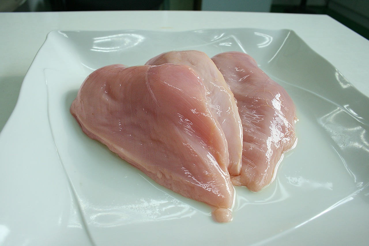 NATUURLIJKE kipfilet op champignons en boter: heerlijke lunch in 20 minuten, overtroeft zelfs gebakken schnitzel!