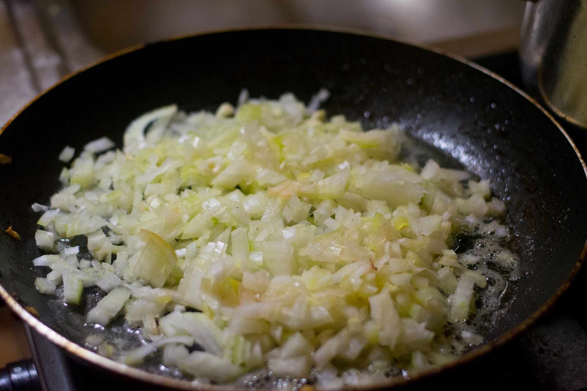 Als je uien bakt, voeg er dan één SECRET-ingrediënt aan toe en je voelt meteen het verschil: het smaakt honderd keer beter!