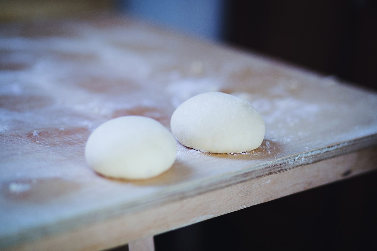 Perfect deeg voor pulled strudel volgens mijn overgrootmoeder: het scheurt niet, het is heerlijk om mee te werken en het heeft me nog nooit in de steek gelaten!