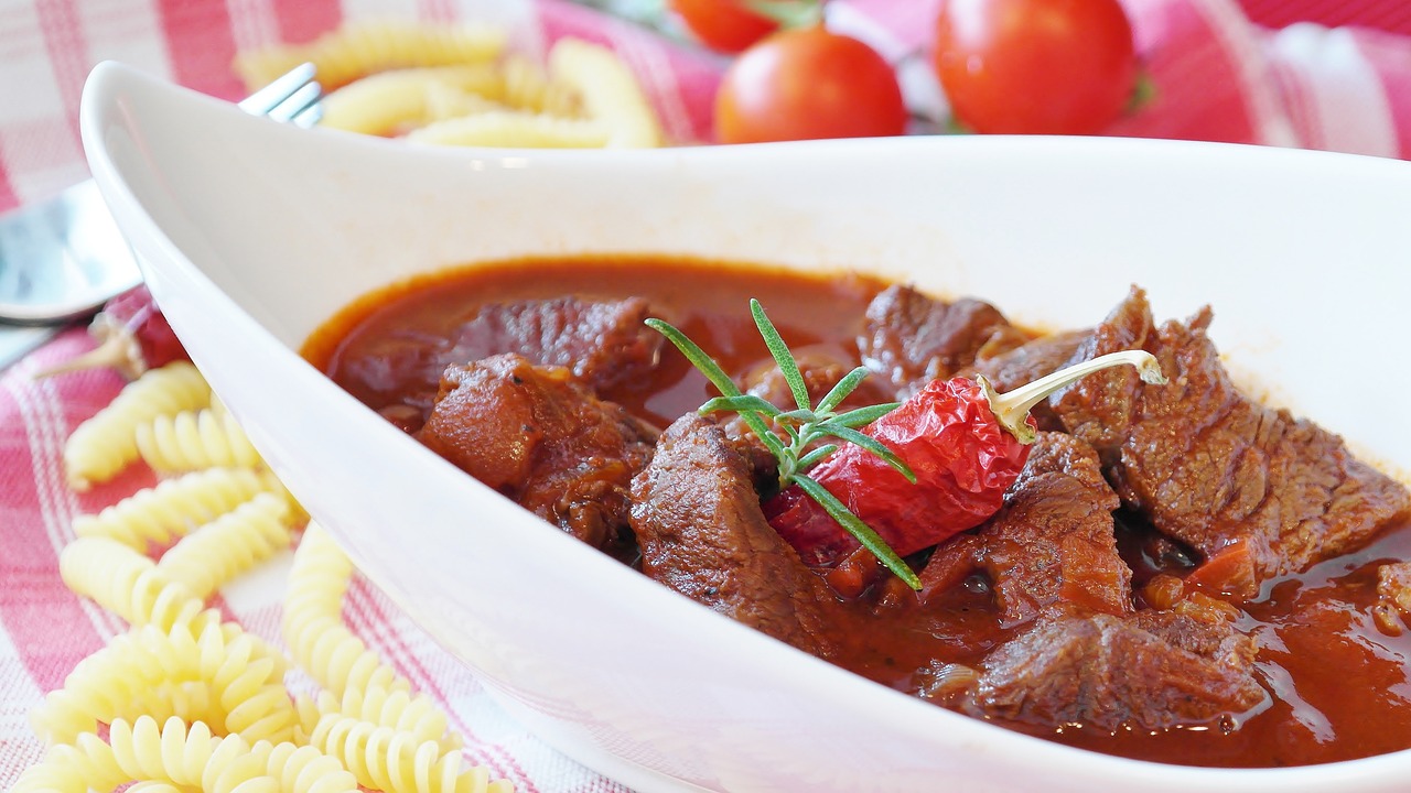 Balanceer dit met goud niet alleen op SILVESTRA: de finesse van de ervaren goulashmeester voor de beste goulash onder de zon!