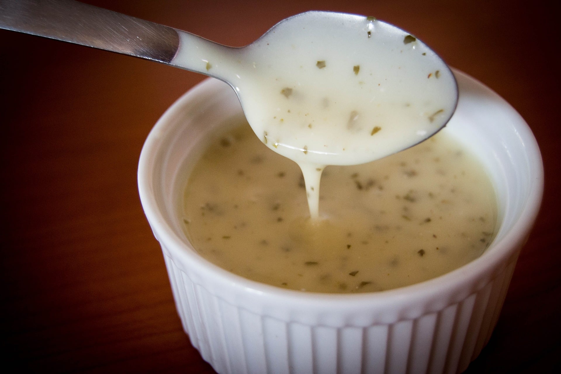 CHEF ALERT: Haal het niet in je hoofd om dit ingrediënt aan aardappelsalade toe te voegen, het verpest de smaak!