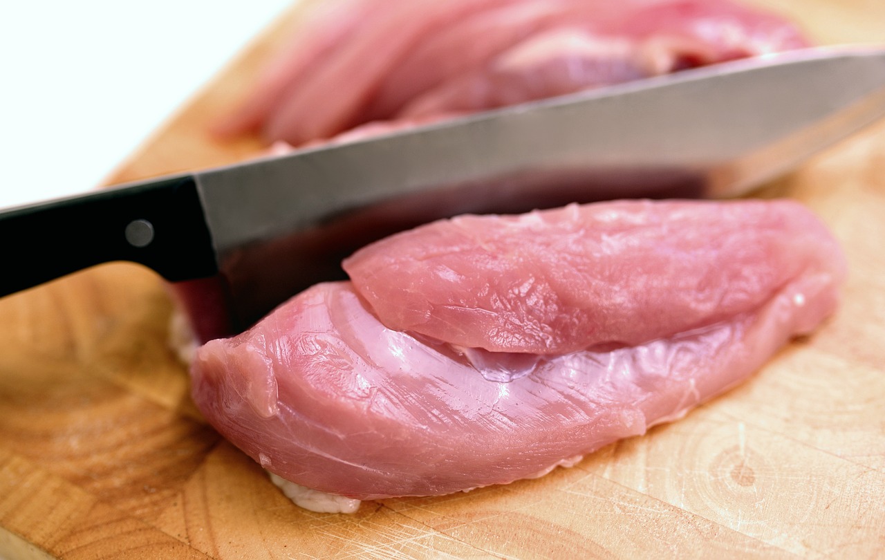 Leg de plakjes varkenscurry bovenop de uien en plaats in de oven. Dit gerecht is genoeg voor het hele weekend!