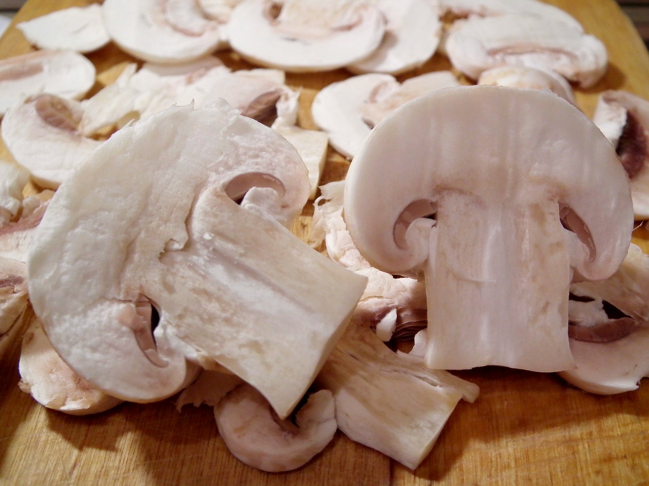 NATUURLIJKE kipfilet op champignons en boter: heerlijke lunch in 20 minuten, overtroeft zelfs gebakken schnitzel!