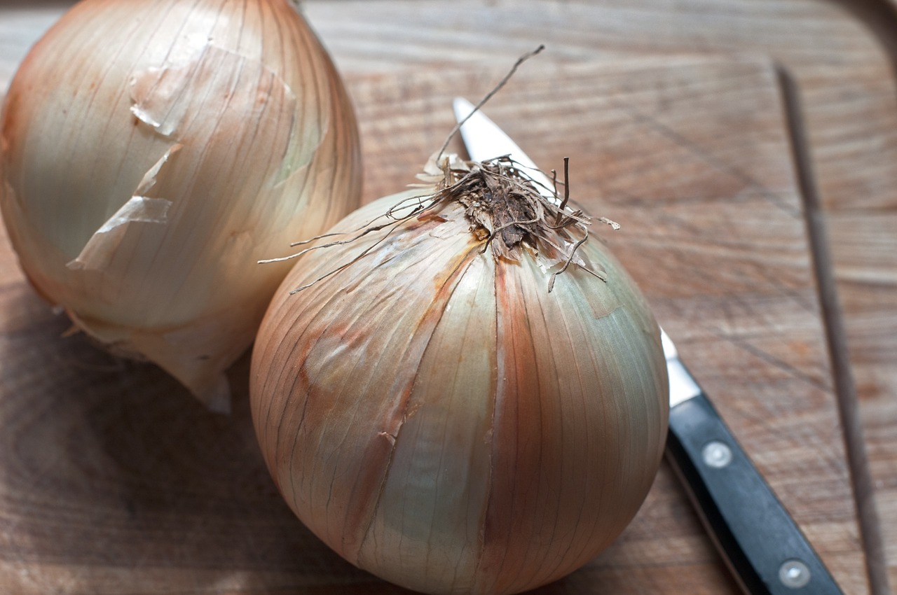 Neem gewoon een folie, een gewone CIBULA en onthoud het voor het leven: een oude truc die vandaag de dag perfect werkt!