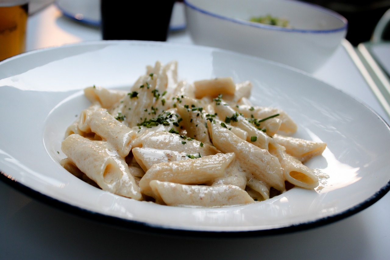 Je hebt maar 1 zure room en een pak pasta nodig: 11 beste recepten voor supersnelle lunches met veel smaak!