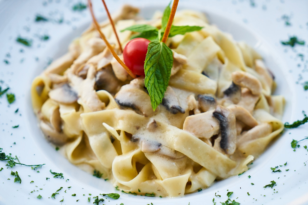 Je hebt maar 1 zure room en een pak pasta nodig: 11 beste recepten voor supersnelle lunches met veel smaak!