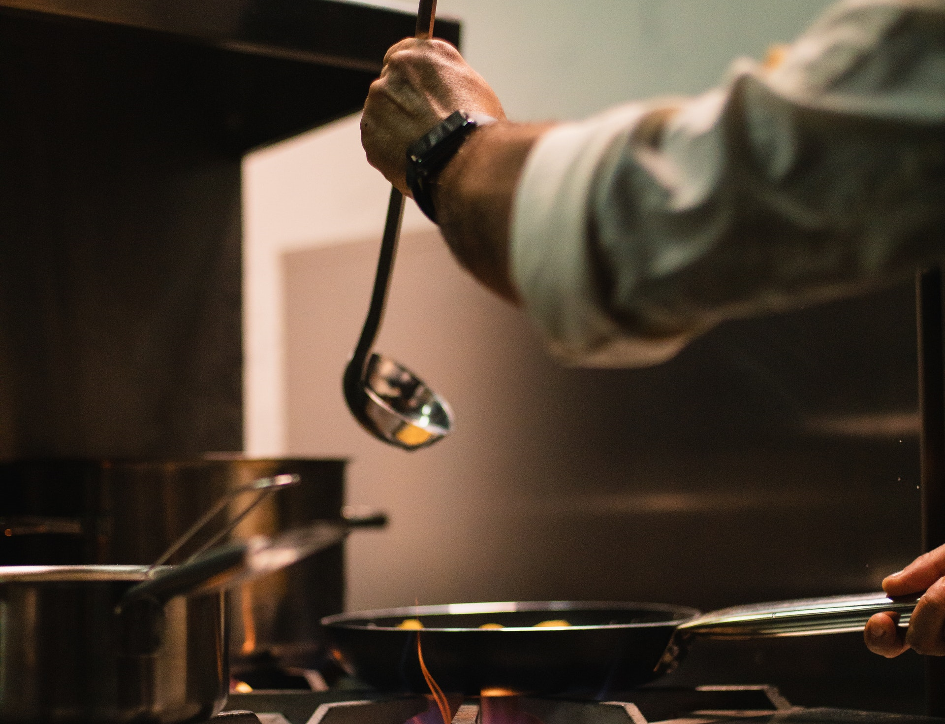 Een bekraste pan wordt weer zo goed als nieuw: Alles wat je nodig hebt is 1 product dat iedereen in zijn keuken heeft!