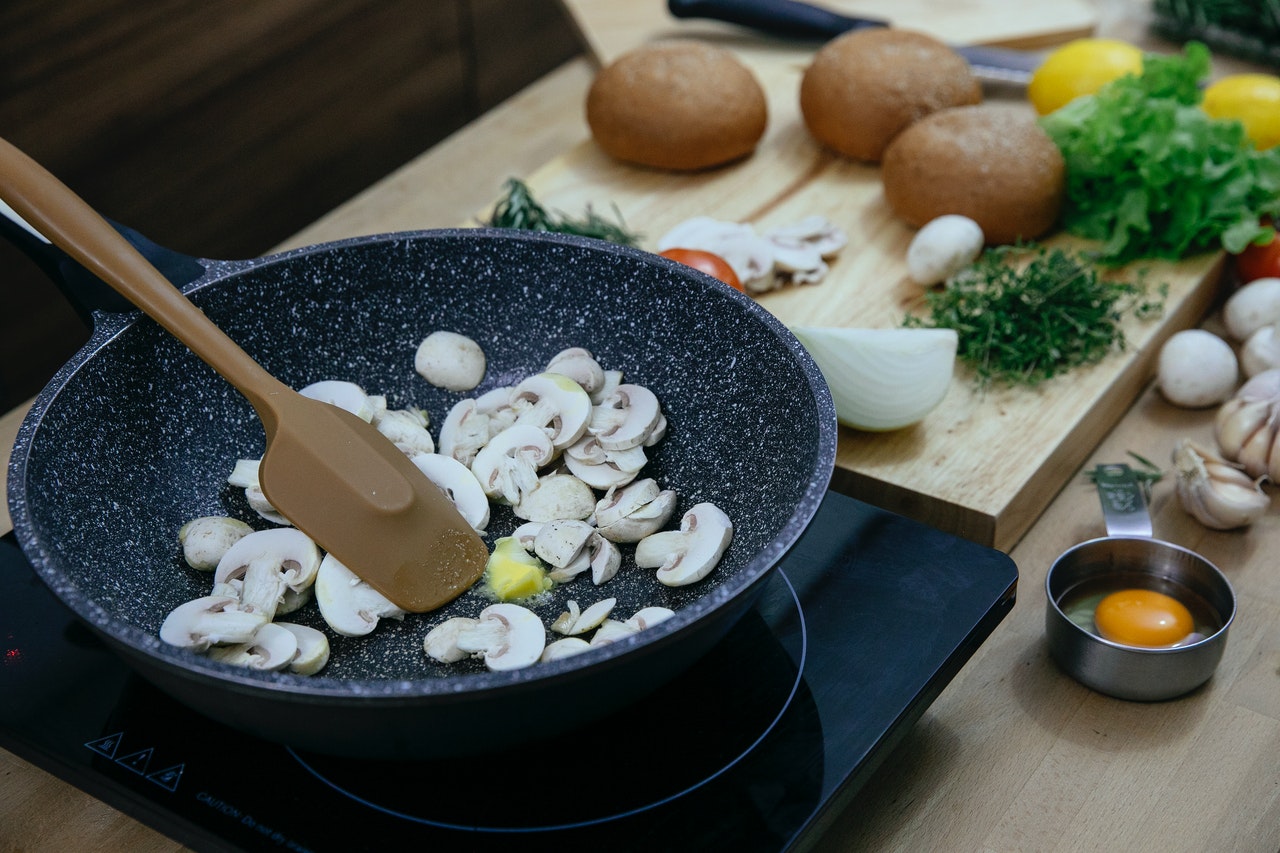 NATUURLIJKE kipfilet op champignons en boter: heerlijke lunch in 20 minuten, overtroeft zelfs gebakken schnitzel!