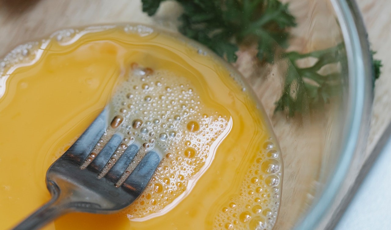 GEZONDE KAAS ZONDER ETHIEK EN CHEMICALEN: 2 liter melk maakt 1 kg heerlijke kaas - het hele gezin is er dol op!