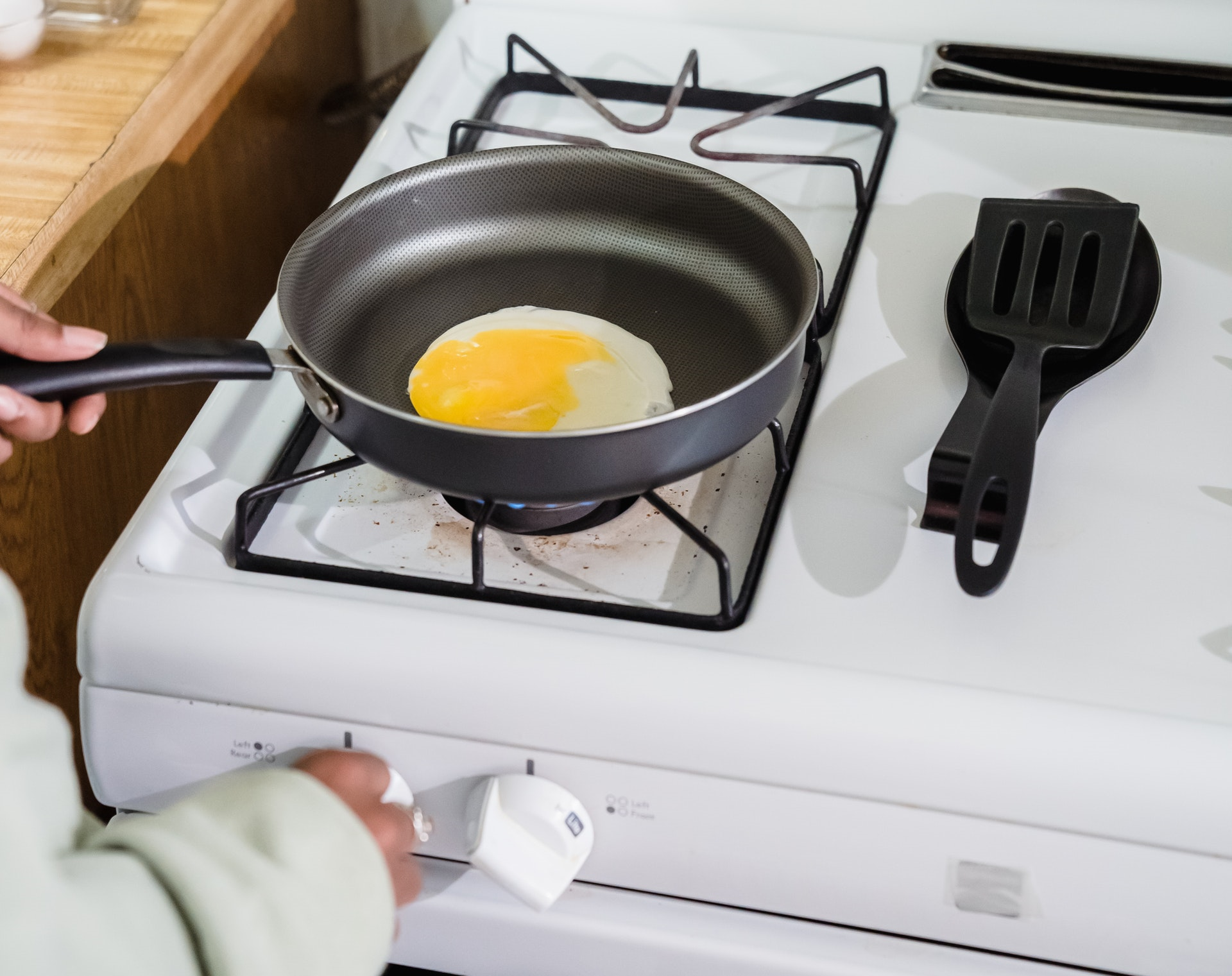 Een bekraste pan wordt weer zo goed als nieuw: Alles wat je nodig hebt is 1 product dat iedereen in zijn keuken heeft!