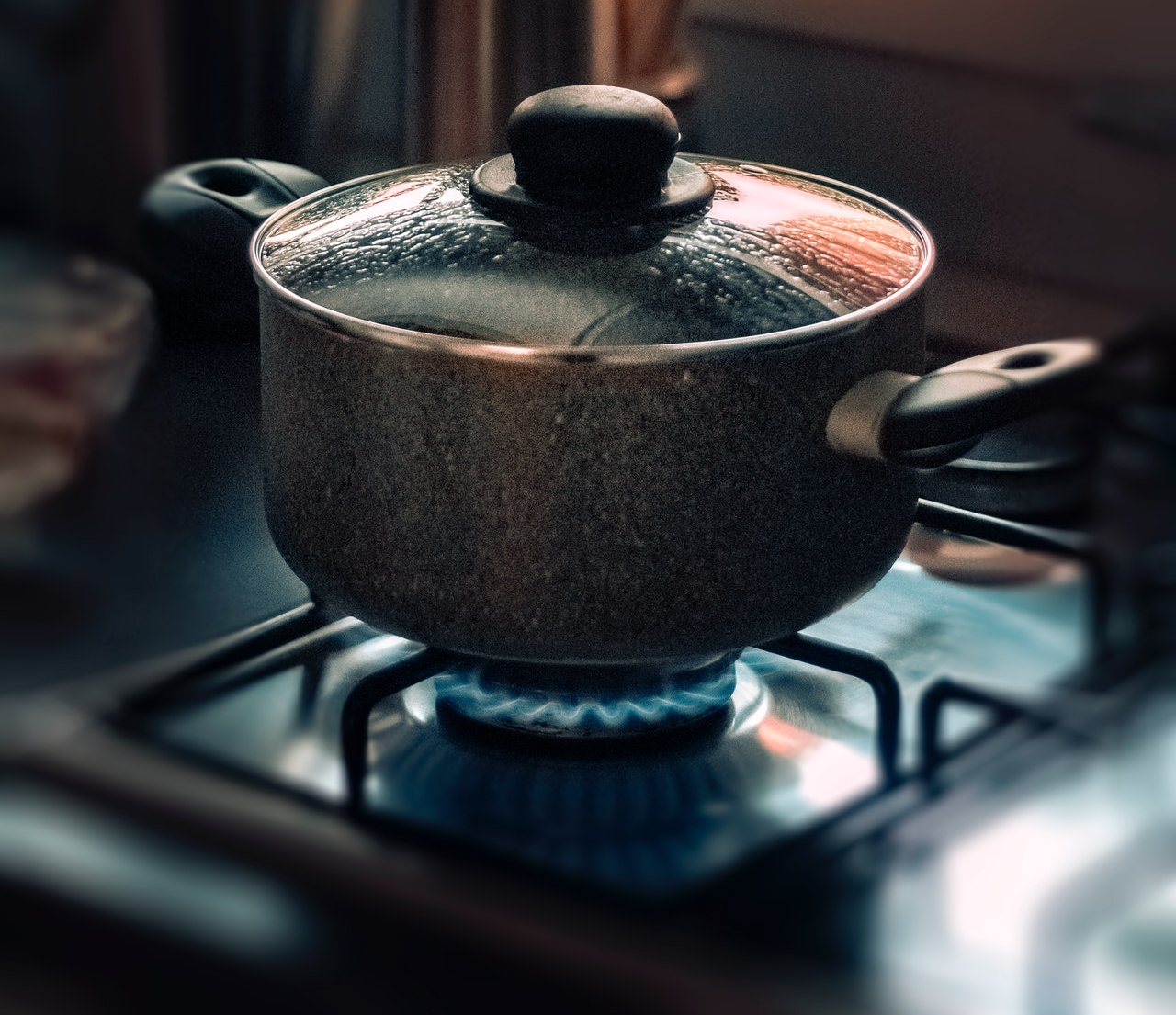 Ik voeg de bladeren toe aan het kokende mengsel en laat het een paar minuten sudderen: Hiervoor kan de uiensiroop meteen ondergedoken worden!