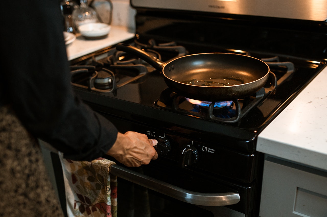 Een bekraste pan wordt weer zo goed als nieuw: Alles wat je nodig hebt is 1 product dat iedereen in zijn keuken heeft!