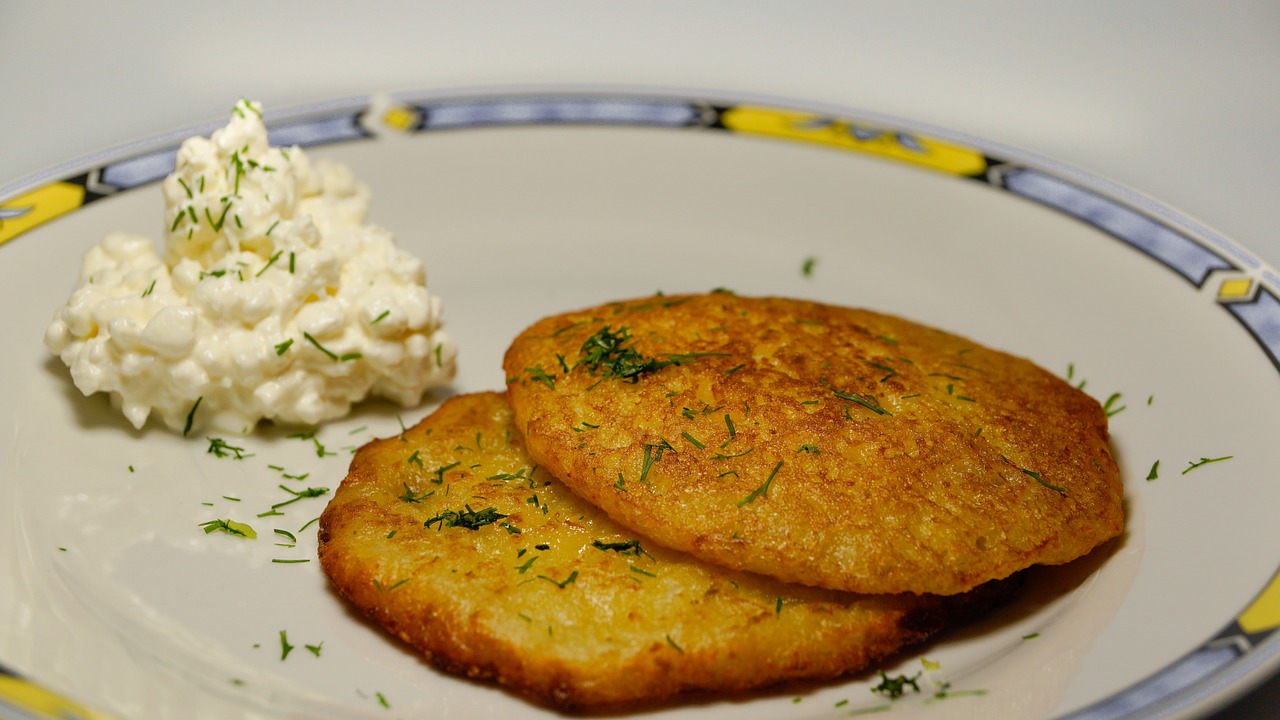 Zet de rasp aan de kant: 10 minuten zijn genoeg om lekkere en knapperige aardappelpannenkoekjes te maken!