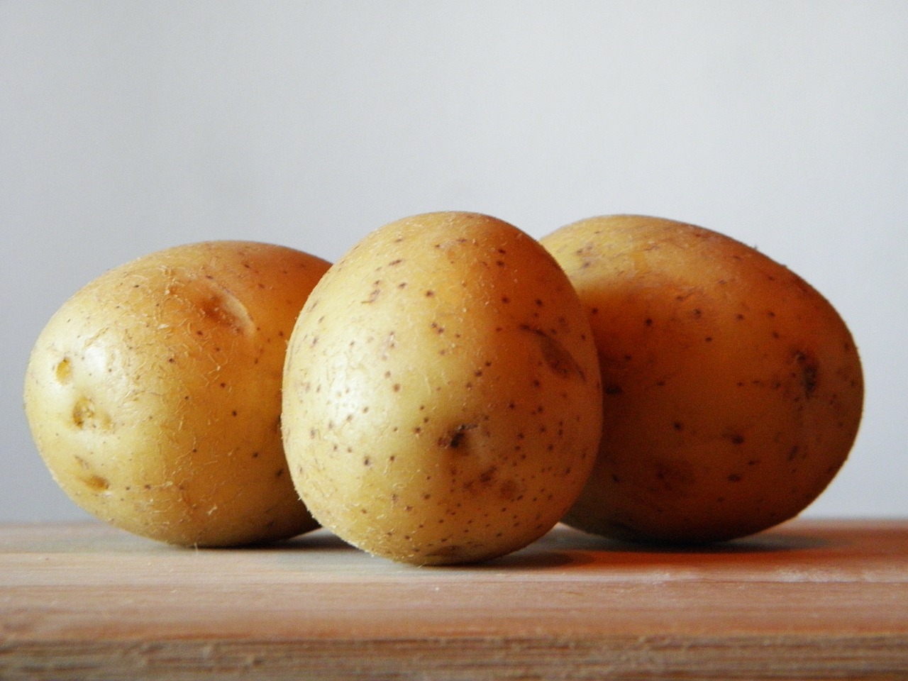 HET GEHEIM om de lekkerste aardappeltjes uit de oven te maken: een minimum aan olie en ze zijn honderd keer beter dan vette frietjes!