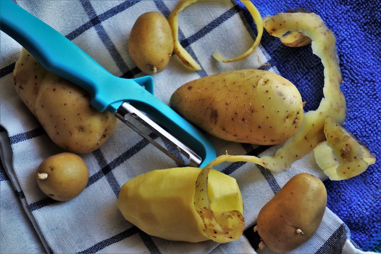 HET GEHEIM om de lekkerste aardappeltjes uit de oven te maken: een minimum aan olie en ze zijn honderd keer beter dan vette frietjes!