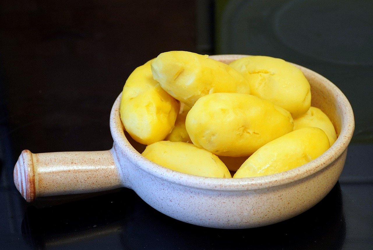 Aardappelrolletjes gevuld met gehakt: Een pretentieloze pap die snel op tafel staat en lekker smaakt voor het hele gezin!