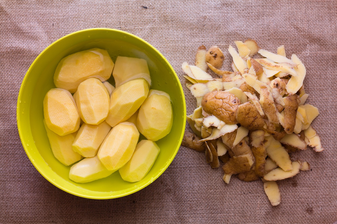 HET GEHEIM om de lekkerste aardappeltjes uit de oven te maken: een minimum aan olie en ze zijn honderd keer beter dan vette frietjes!