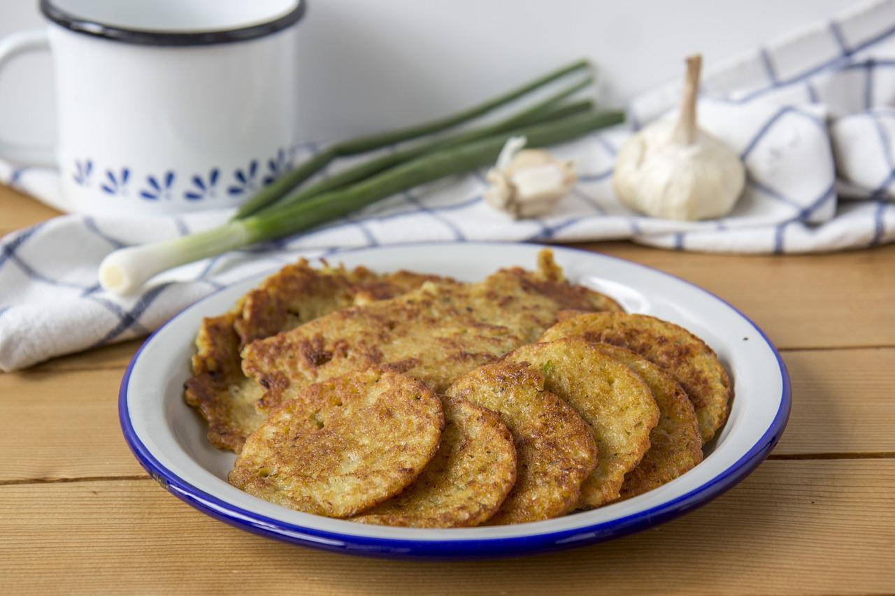 Zonder een koekenpan en een koekenpan te gebruiken: je maakt pluizige en ECHT lekkere aardappelpannenkoeken anders dan anders - het resultaat zal je verbazen!