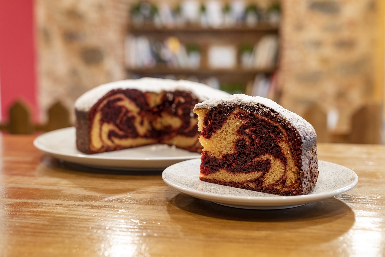 Tweekleurige bundt cake voor luie vrouwen: Een geweldige en zachte cake ZONDER werk - slechts 5 minuten, in de vorm gieten en geen zorgen meer!