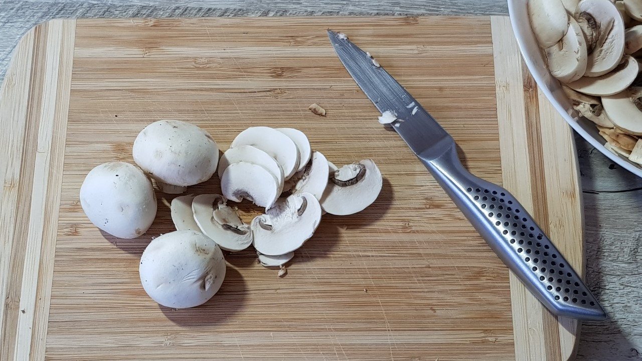 Leg de plakjes varkenscurry bovenop de uien en plaats in de oven. Dit gerecht is genoeg voor het hele weekend!