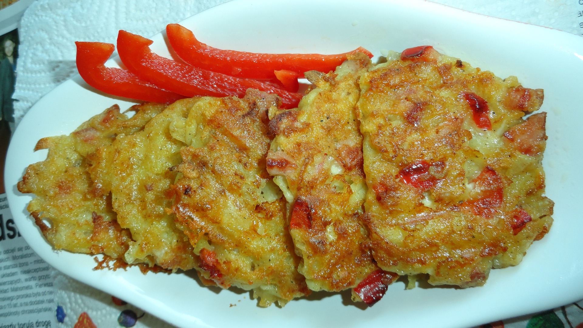 Zet de rasp aan de kant: 10 minuten zijn genoeg om lekkere en knapperige aardappelpannenkoekjes te maken!