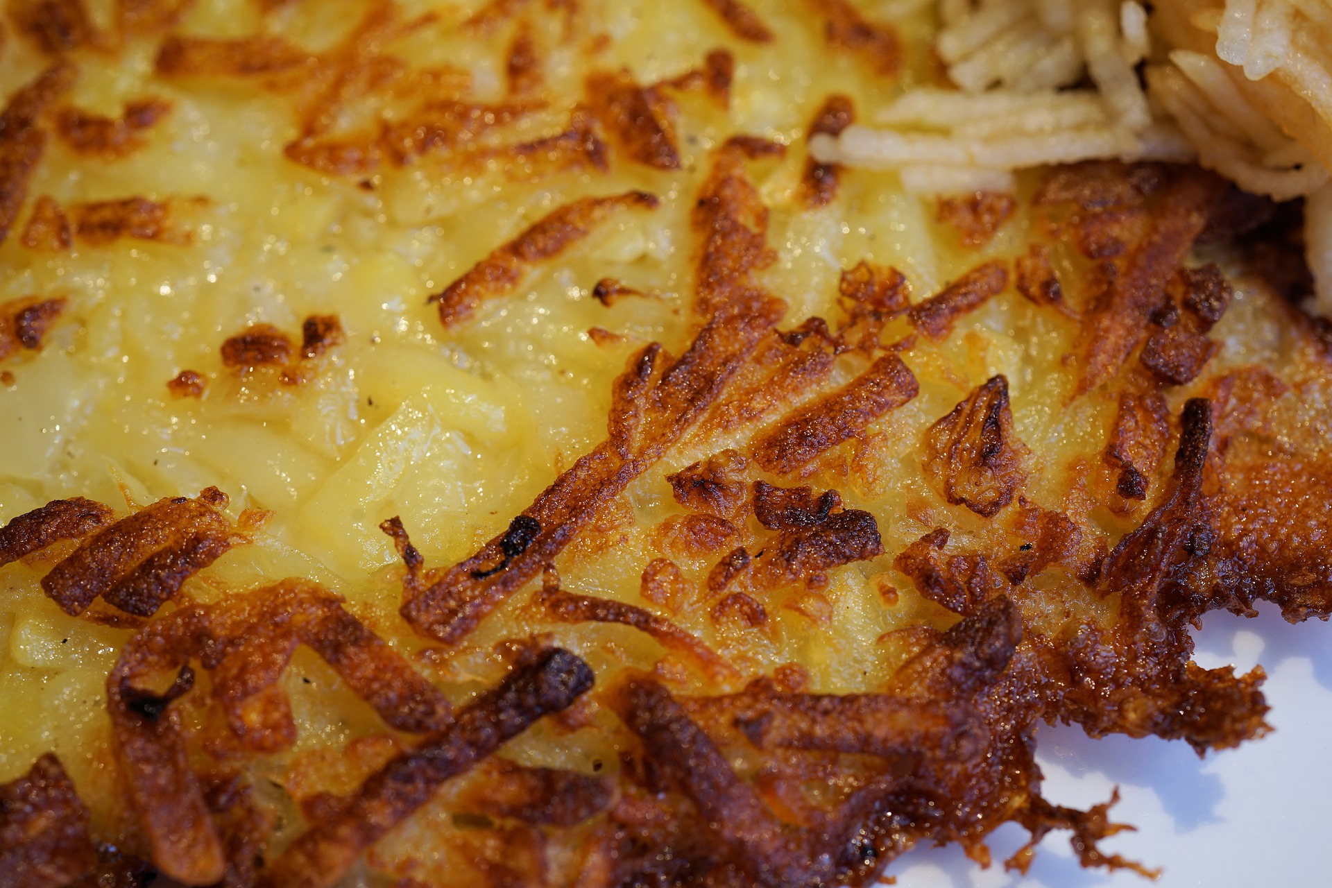 Zet de rasp aan de kant: 10 minuten zijn genoeg om lekkere en knapperige aardappelpannenkoekjes te maken!