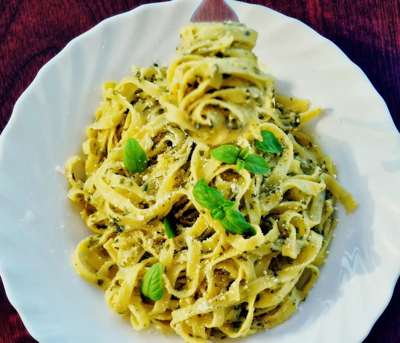Pasta met zalm en pesto recept: Snel & eenvoudig!