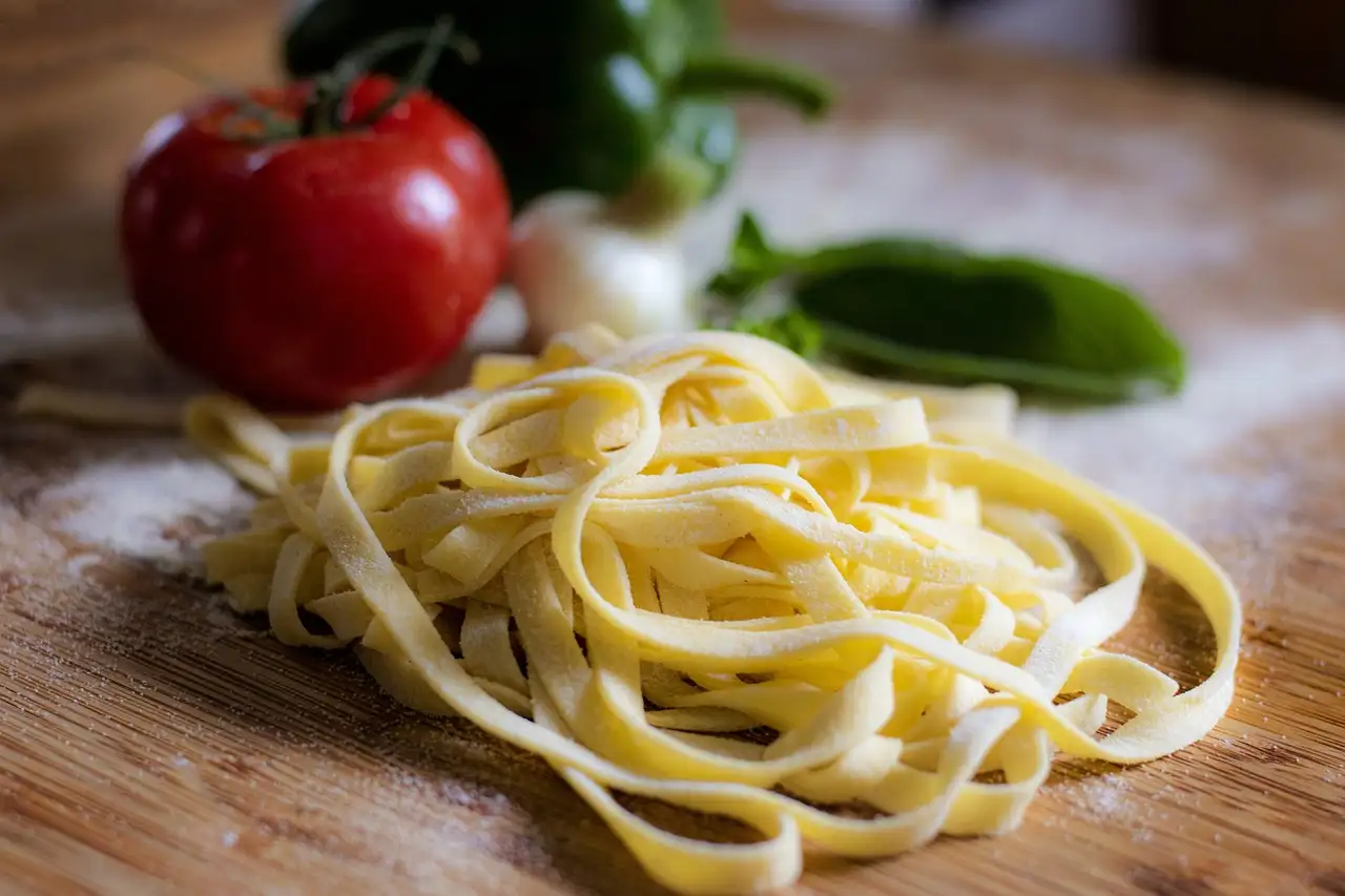 Pasta met zalm en spinazie recept | Heerlijk & Simpel