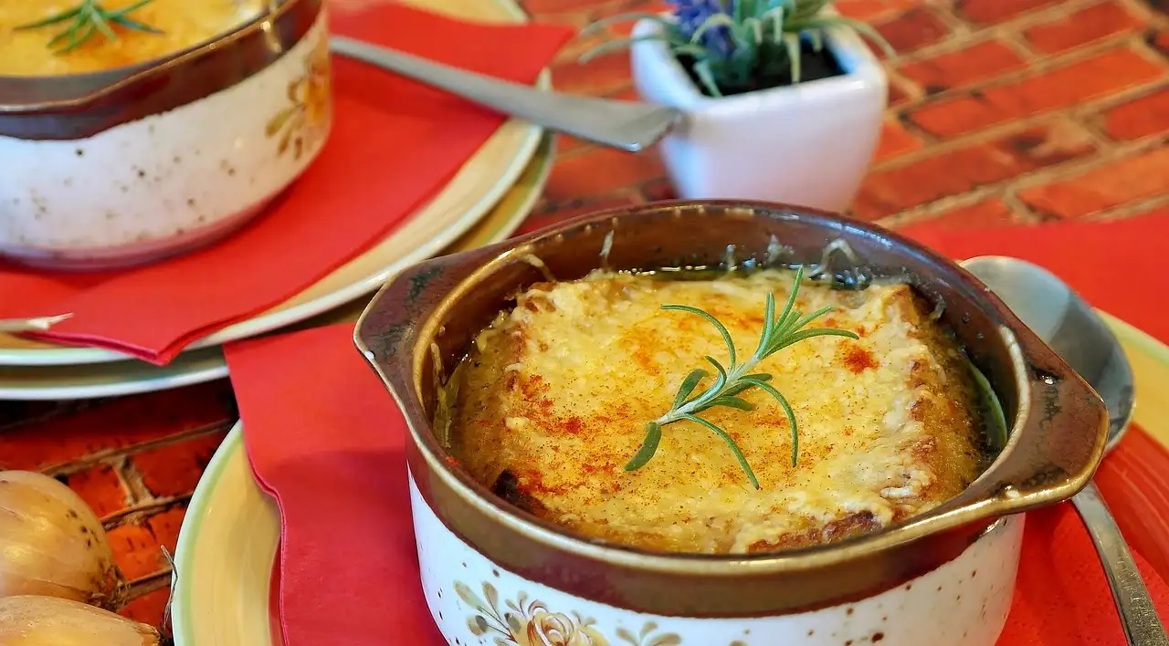 Uiensoep recept met kaas: eenvoudig & heerlijk!